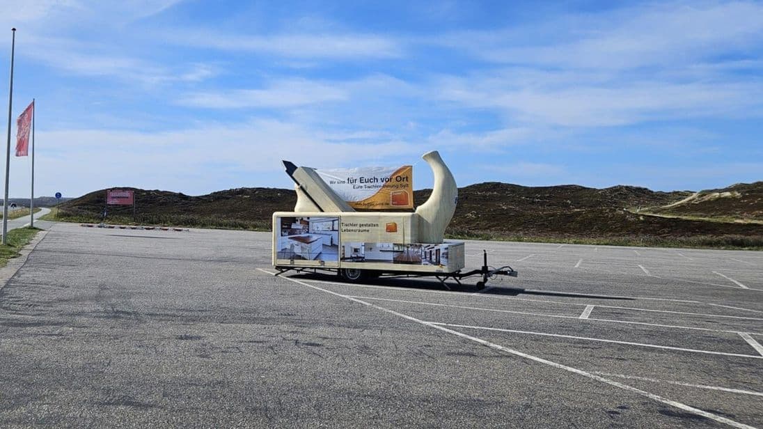 Der Riesenhobel wirbt vor den Dünen der Insel Sylt für das Tischlerhandwerk.