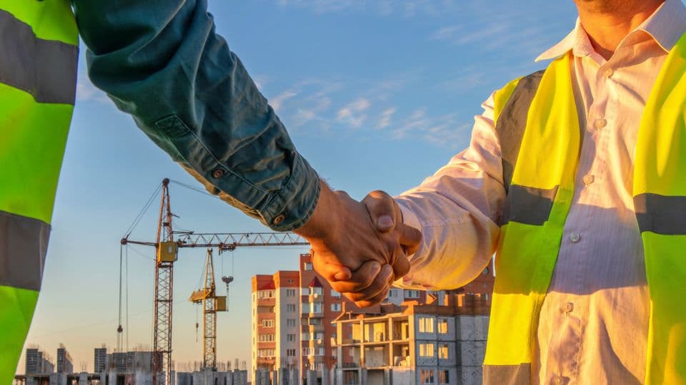 Bei öffentlichen Aufträgen müssen laut dem neuen Tariftreuegesetz künftig tarifliche Arbeitsbedingungen eingehalten werden