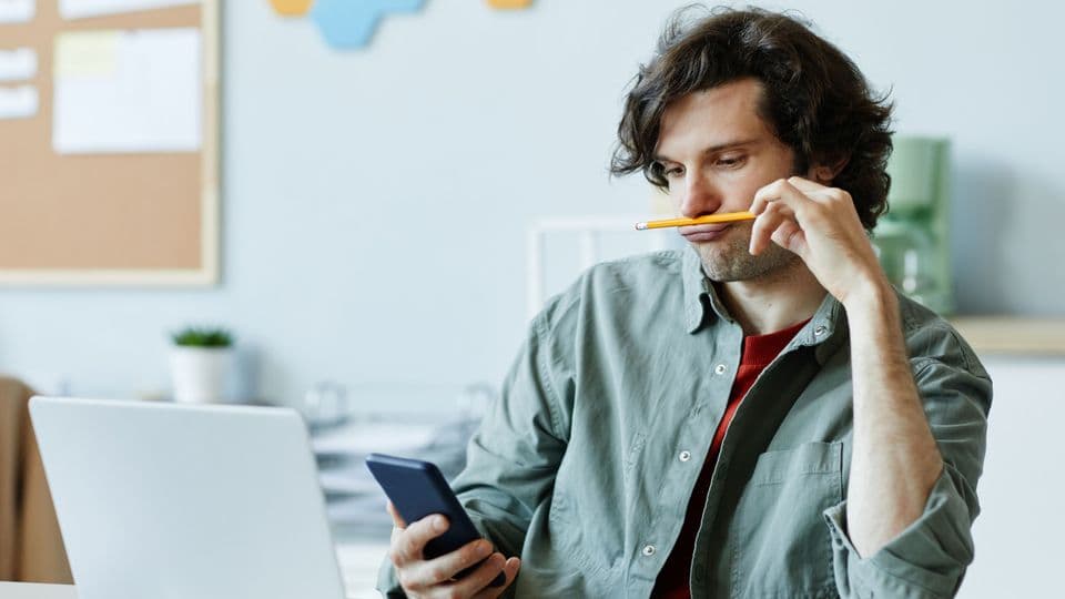 Schnell die Chat-Nachrichten beantworten? Ablenkung ist einer der Gründe, warum wir wichtige Dinge immer wieder verschieben.