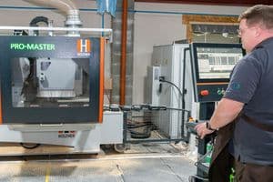Tim Langer fräst ein Werkstück mit der CNC-Maschine. Auf Denkarbeit könne man hier fast verzichten.