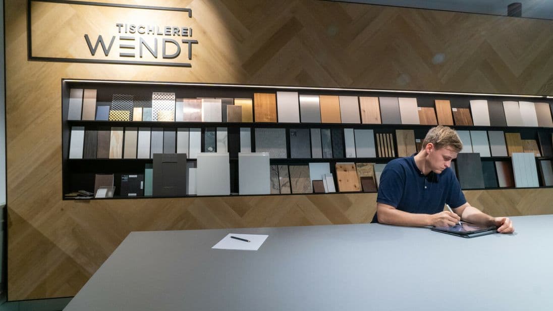Viel Raum zum bemustern. Im Showroom zeigt Wendt Kunden real und digital, wie ihre Wunscheinrichtung aussehen könnte.