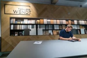 Viel Raum zum bemustern. Im Showroom zeigt Wendt Kunden real und digital, wie ihre Wunscheinrichtung aussehen könnte.