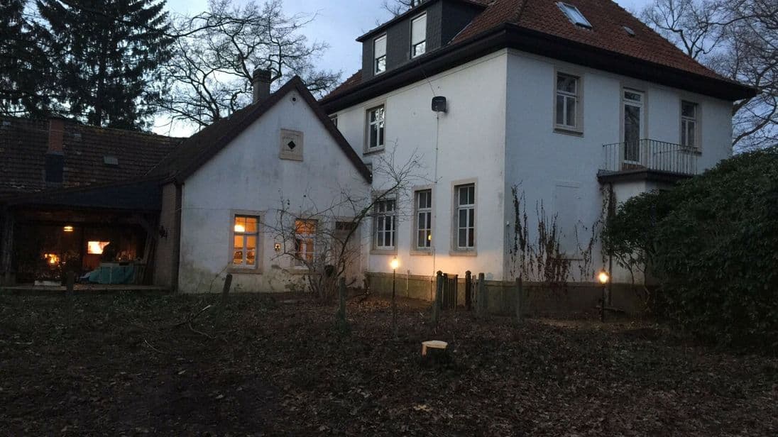 Die denkmalgeschützte Villa vor der Sanierung: Dach und Schornstein des Gebäudes waren in keinem guten Zustand.
