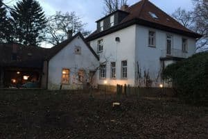 Die denkmalgeschützte Villa vor der Sanierung: Dach und Schornstein des Gebäudes waren in keinem guten Zustand.