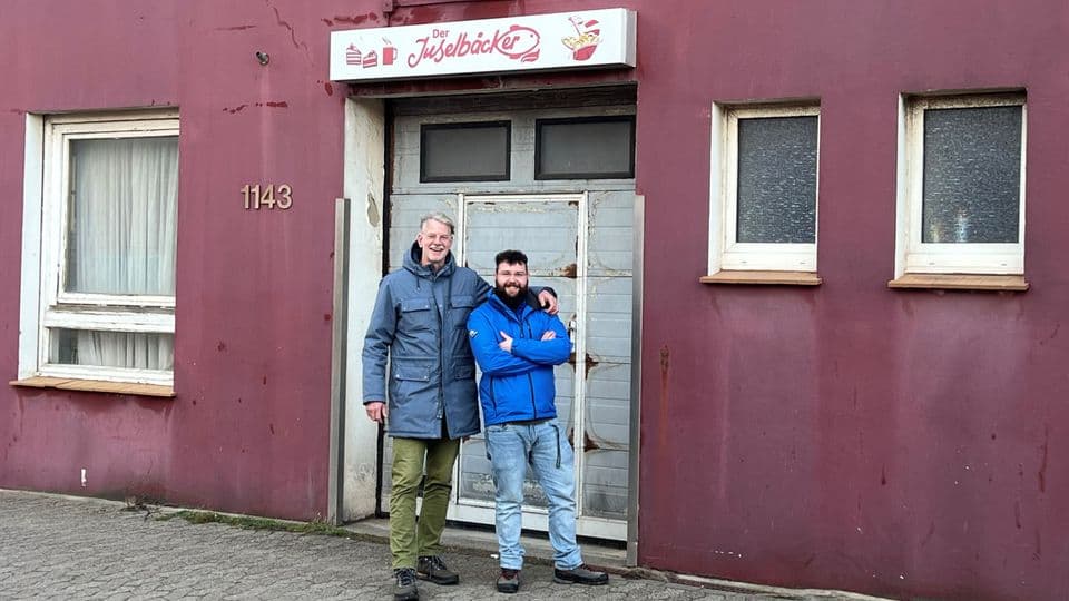 Sie wollen dafür sorgen, dass auf Helgoland wieder Brötchen und Brotgebacken werden: Bäckermeister Mario Peterscheck (links) und Adrian Wolf.