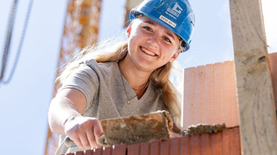 Eine der sechs Kandidatinnen ist Maya Maxima Scheel, Maurerin und Gesellin.