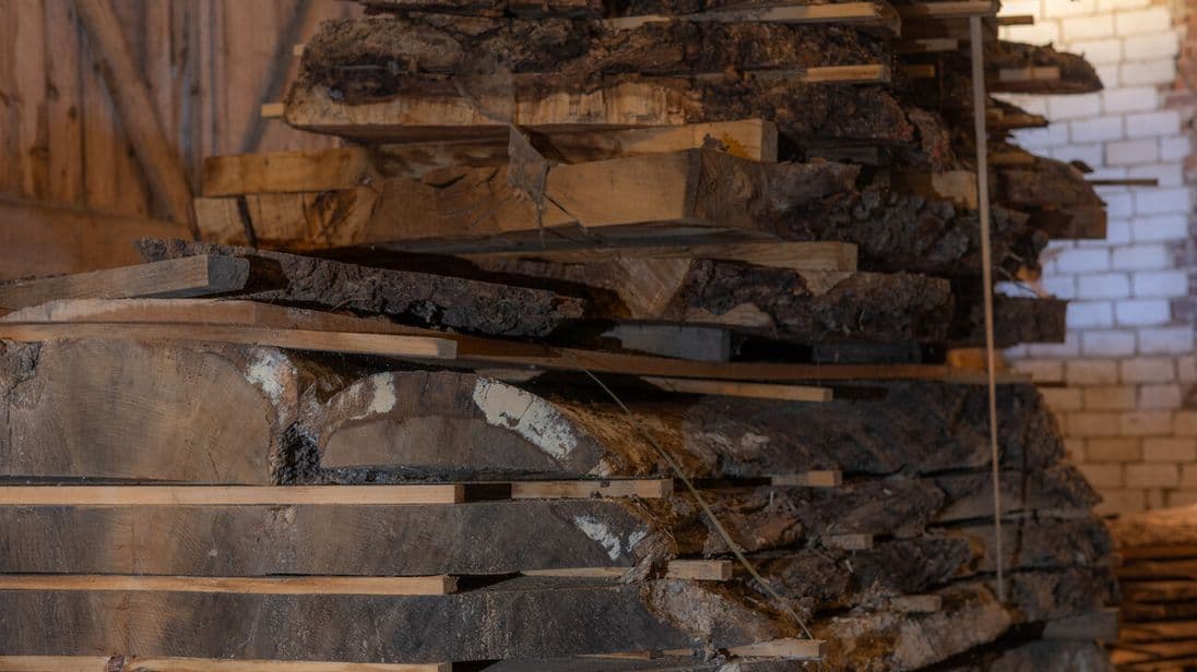 Mindestens ein Jahr muss das Holz in der Halle trocken, bevor daraus Unikate entstehen können.