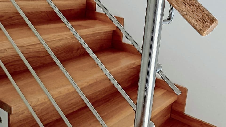 Comeback im Innenausbau: Eiche ist sowohl bei Treppen als auch als Material für Badezimmermöbel wieder im Kommen.