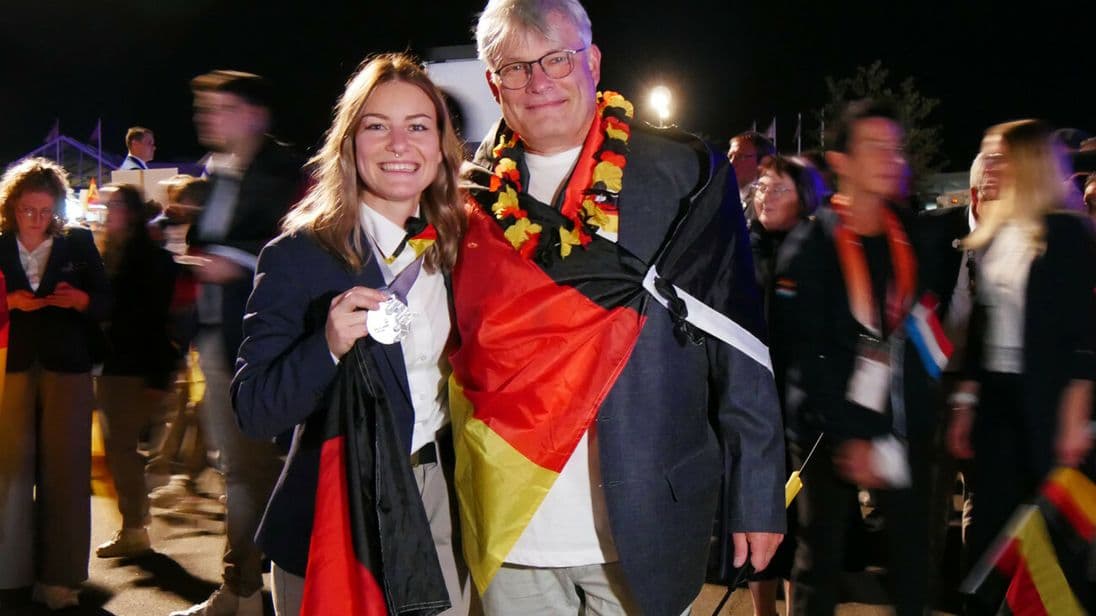 Anna Hüllner, hier mit Holger Jentz dem Vorsitzender des Bildungsausschusses im Bundesverband Farbe zu sehen, ist Vize-Europameisterin der Maler und Lackierer geworden.