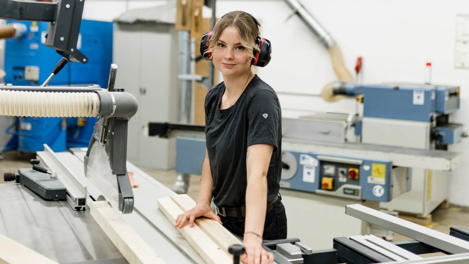 Tischlerin Anabel Fuchs ist eine von zwölf Handwerkerinnen und Handwerkern, die im Finale von Miss & Mister Handwerk 2026 stehen.