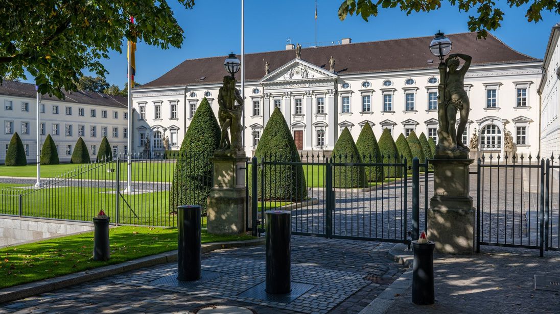 Diese Tor- und Polleranlagen für das Bundespräsidialamt in Berlin stammen aus dem Braunschweiger Handwerksbetrieb.