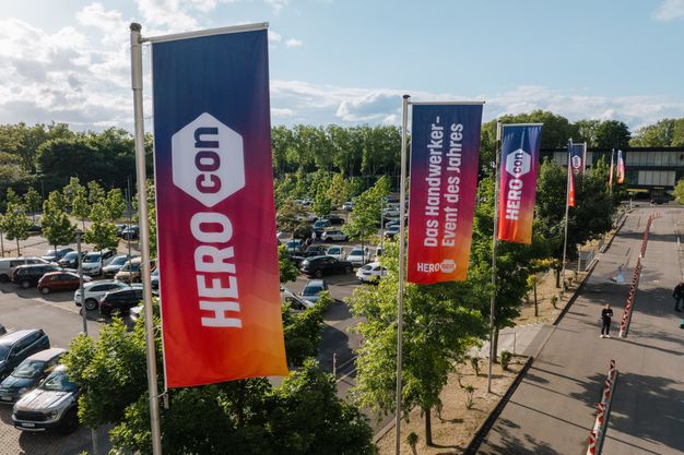Flaggen der Herocon wehen auf dem Gelände des Signal Iduna Parks in Dortmund