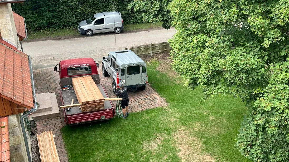 Wichtige Arbeitserleichterung: Der Kran hebt schwere Lasten und nimmt dem Team Arbeit ab.