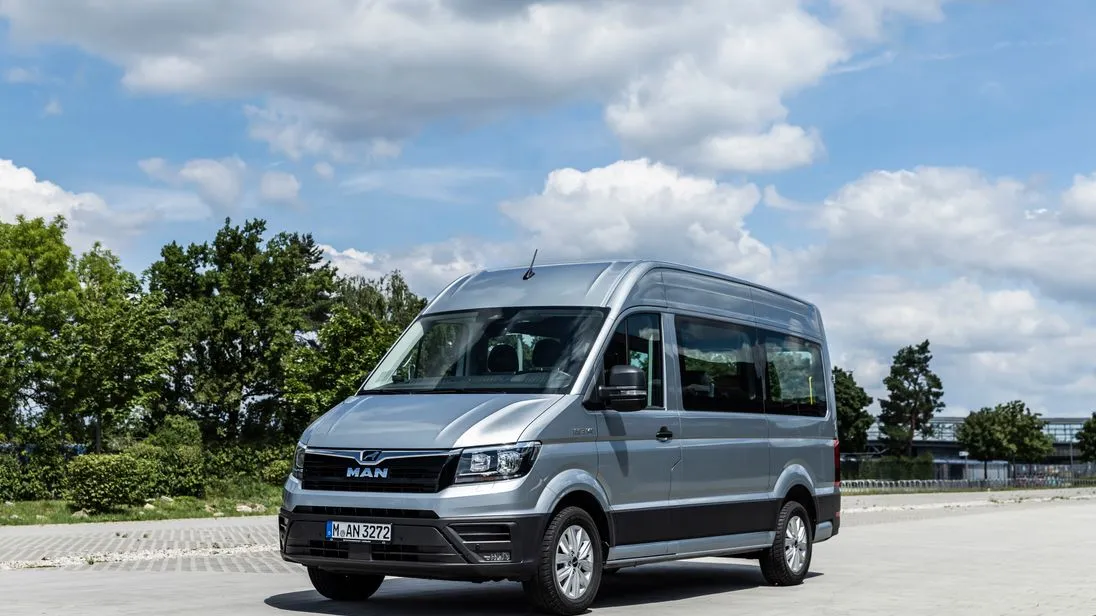 Grauer Combi Van von MAN