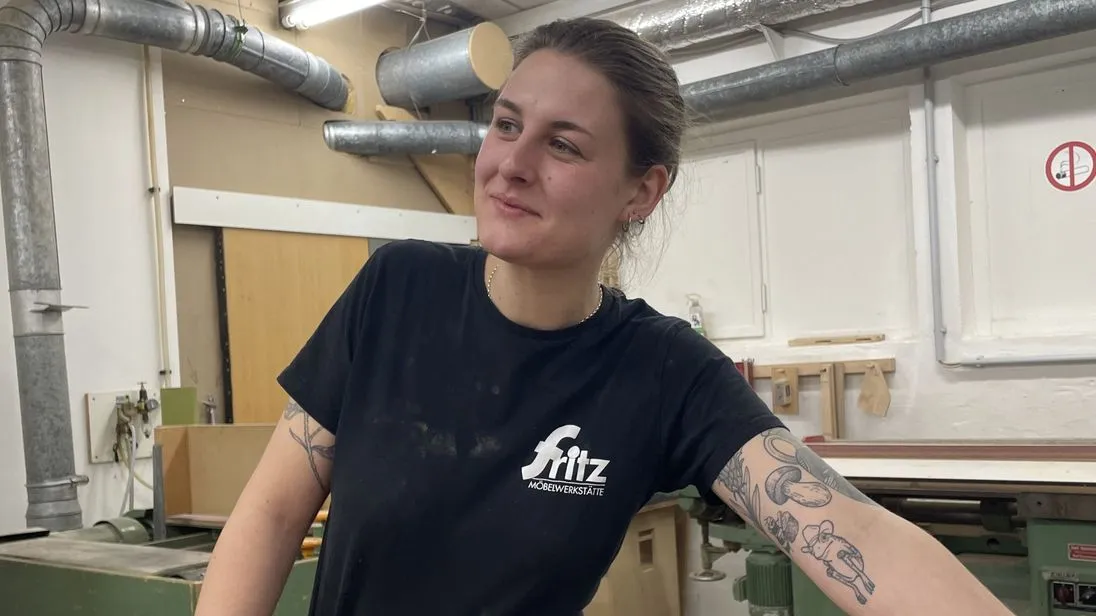 Sophie Oberländer ist Schreinergesellin in der Schreinerei Fritz Möbelwerkstätte in Göppingen (Baden-Württemberg).