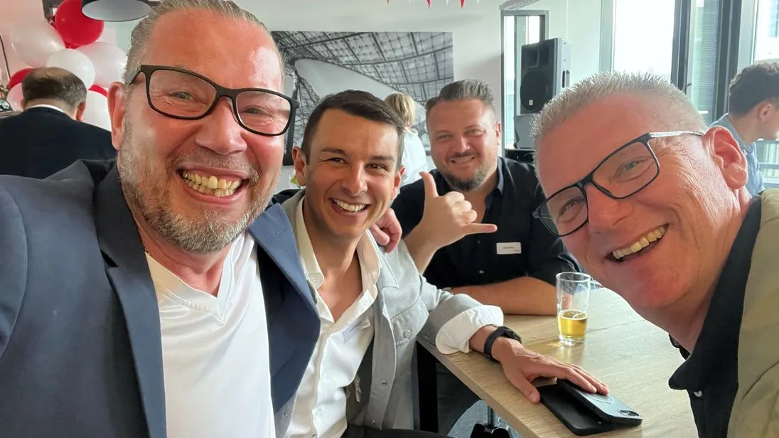 Kai Burkhardt (Schlütersche Mediengruppe) zusammen mit, Lorenz Vohburger (Kia), Stephan Römer (Kia) und Christian Lochner (zeekr Europe) beim SHD-Jubiläum