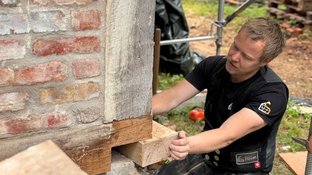 Der Chef selbst passt hier ein Stück Eckblatt mit Schwelle in das Fachwerk ein.