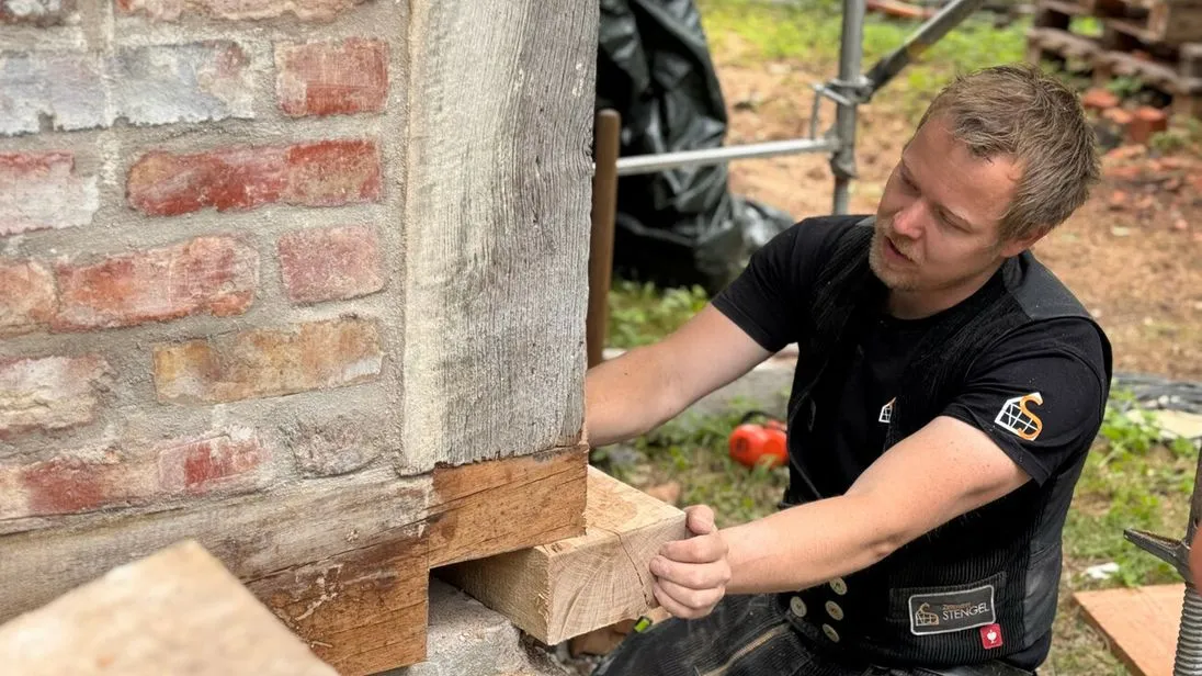 Der Chef selbst passt hier ein Stück Eckblatt mit Schwelle in das Fachwerk ein.