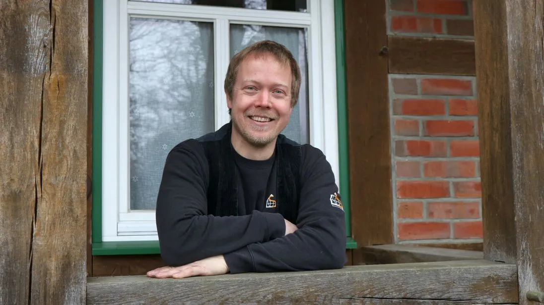 Der 36-jährige Henrik Stengel führt das Team der Zimmerei Stengel im niedersächsischen Meinersen.