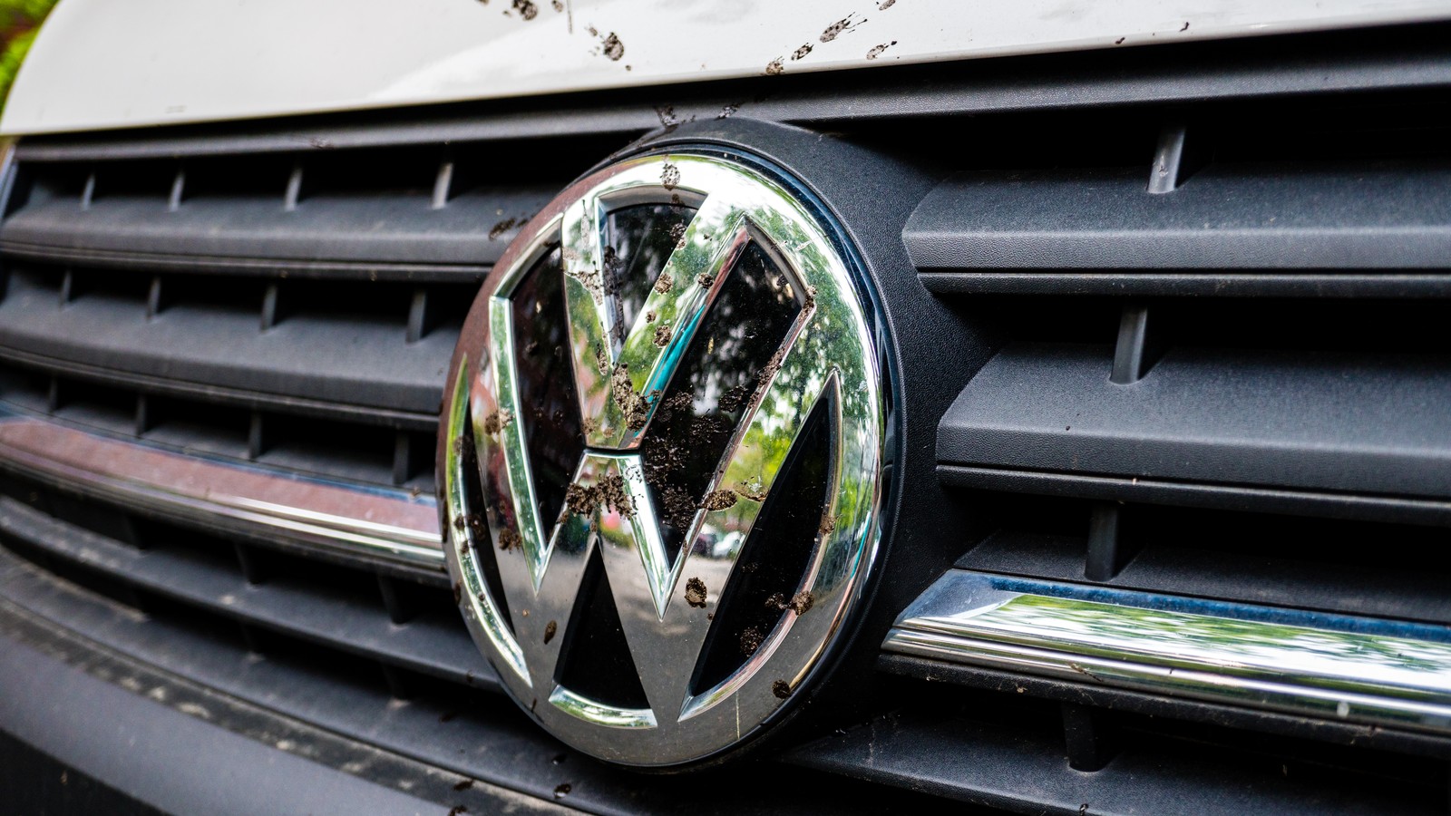 Bestimmte VW-Dieselmotoren (Typ EA189) stoßen werkseitig aufgrund einer Manipulationssoftware mehr Stickoxide aus als erlaubt. Handwerksmeister Harald Götze fordert daher die Rückabwicklung seines Kaufvertrags. 