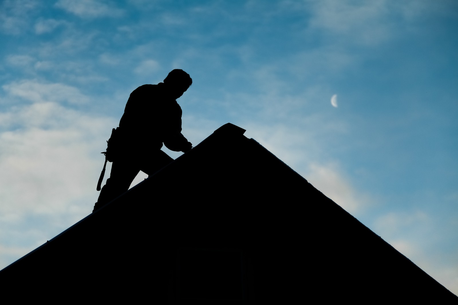Mann bei Dacharbeiten. 