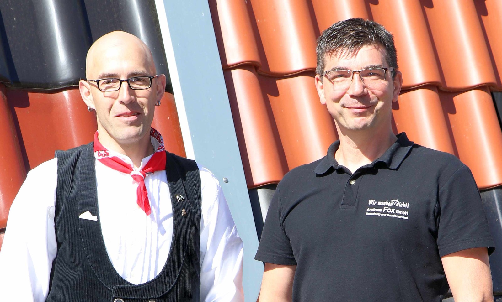 Alexander Peter (links) hat als Helfer die Gesellenprüfung abgelegt. Dachdeckermeister Andreas Fox konnte die Qualifizierung von der Agentur für Arbeit fördern lassen.