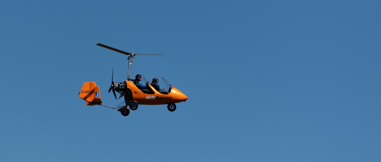 Die Dachdeckermeister Christoph Ruhrmann und Robert Krause inspizieren Dächer mit Gyrokopter und Profi-Kamera. 