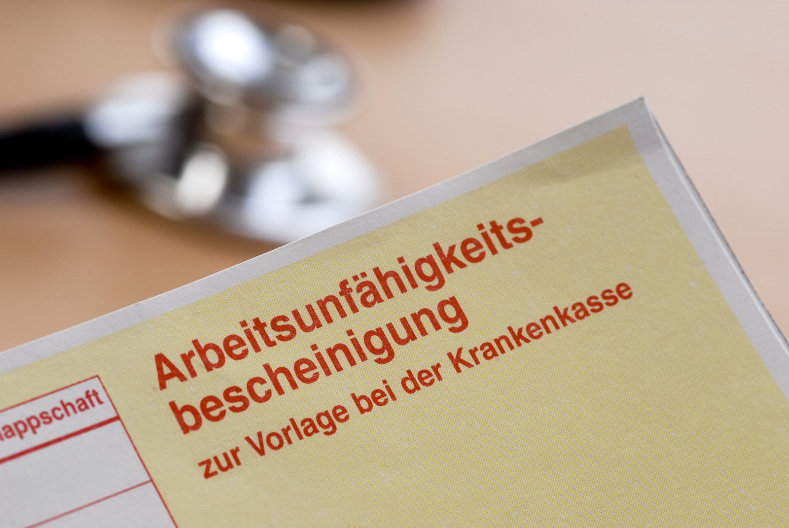 Laut Beschluss des Bundestages soll der gelbe Schein 2021 durch die digitale Krankmeldung abgelöst werden.