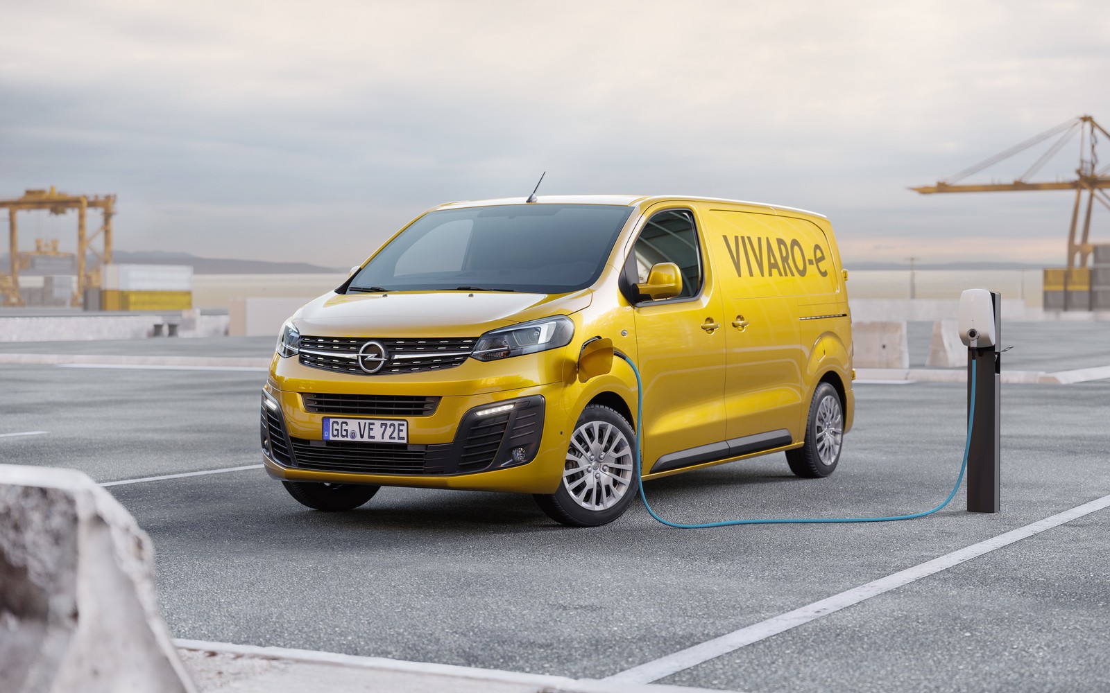 Bis zu 1,2 Tonnen Nutzlast verspricht Opel für den Vivaro-e, der bisher noch kein offizielles Preisschild bekommen hat. 