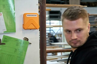 Einfache Installation von Flow Trace: Mitarbeiter Mirko Iwasieczko platziert die orangen Scanner-Boxen in der Werkstatt von Michael Haller. 