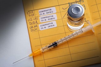 Laut einem FAQ des Bundesgesundheitsministerium trifft die einrichtungsbezogene Impfpflicht auch Handwerker.