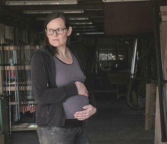Tischleremeisterin Johanna Röh setzt sich mit einer Petition dafür ein, dass die finanzielle Absicherung von schwangeren Handwerksunternehmerinnen verbessert wird.