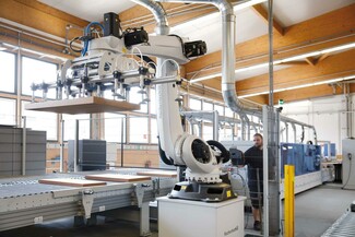Entlastet die Mitarbeiter: Die Schreinerei Voit setzt inzwischen zwei Roboter ein, die in der Fertigung Platten führen und stapeln.