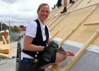 Jaqueline Gerschler führt mit ihrem Mann Janis einen Dachdeckerbetrieb und gibt dem Team Sicherheit, in dem sie Auftragsbücher und Materialplanung offenlegt.