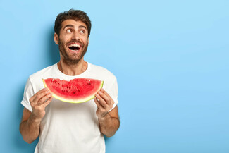 Wer Melone isst, versorgt den Körper an heßen Tagen nicht nur mit Vitaminen sondern auch mit Flüssigkeit.