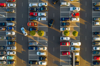 Parkplatzbetreiber gibt keine Vorfahrtsregeln vor: Dann gilt „rechts vor links“ nur in Ausnahmefällen.