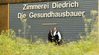 Gabi und Thilo Diedrich sind „Die Gesundhausbauer“ und richten ihre Zimmerei konsequent in Richtung Nachhaltigkeit aus.