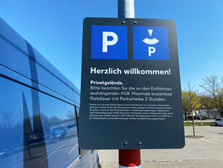Wer auf privat betriebenen Parkplätzen kostenlos parken darf, muss sich an das Zeitlimit halten. Ansonsten drohen dem Fahrer Strafgebühren, dem Fuhrparkmanager Ärger und vom Halter eine Unterlassungserklärung.