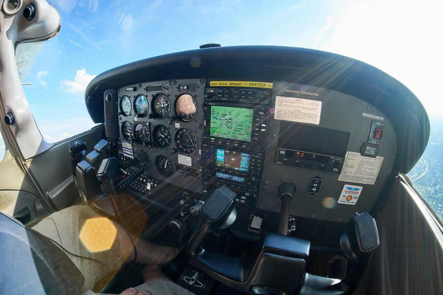 Die Instrumente der Cessna 172. Hier steuert gerade der Autopilot. 