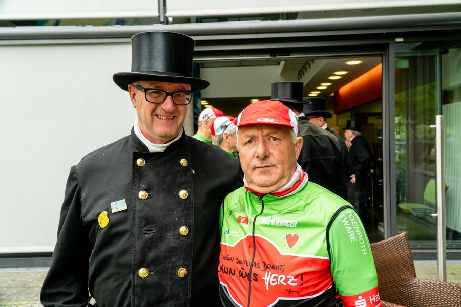 An jedem Halt stoßen lokale Schornsteinfeger zur Gruppe. Hier: Thomas Blase (links) mit dem Dresdener Glückstourradler Roland Kaubisch. 