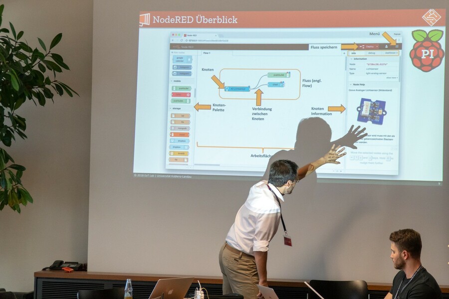 IoT-Experte Patrick Nitschke von der Universität Koblenz erklärt die Programmierung der Sensorkommunikation mit der Software Node-Red. 