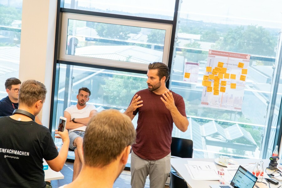 Vaillant-Mitarbeiter Konstantin Kurz erklärt den Hackathon-Teilnehmern die Team-Idee. 
