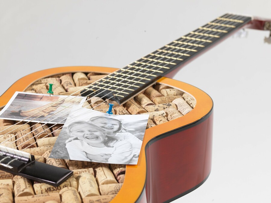 Diese Gitarre hat Karl in eine Pinnwand verwandelt.