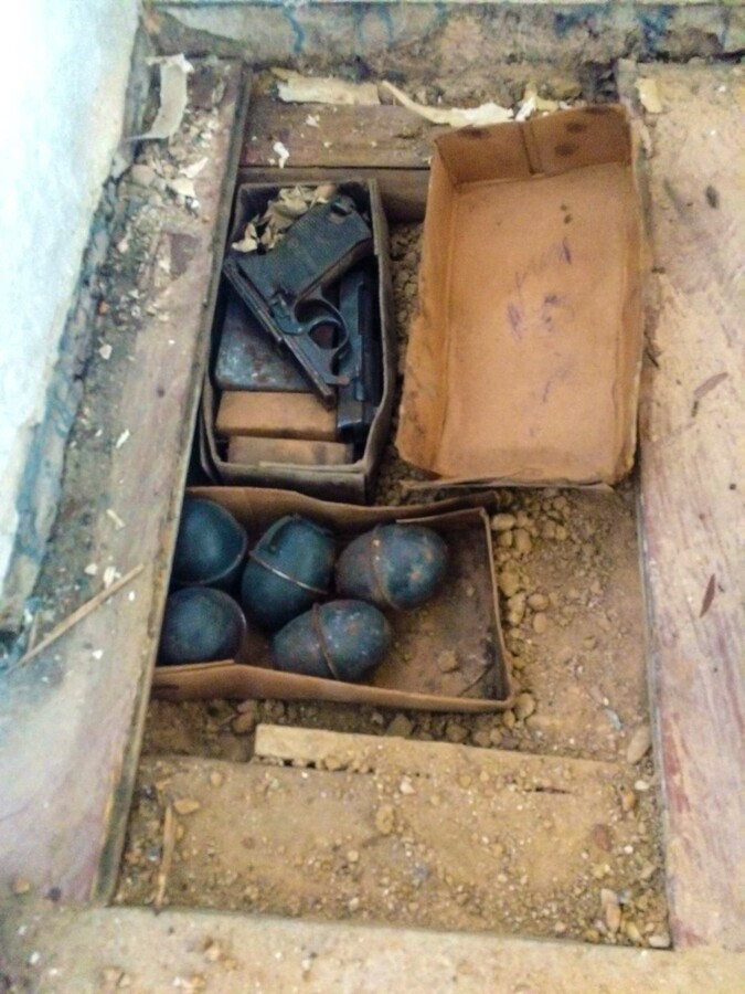 Eine Pistole und fünf Handgranaten aus der Zeit des Zweiten Weltkriegs entdeckten Handwerker unter einem Dielenboden in einem Mehrfamilienhaus.