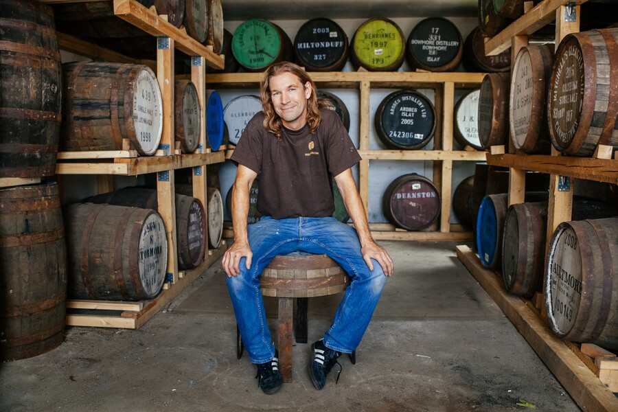 Tischler Nils Greese holt die Whisky-Fässer selbst mit seinem Transporter aus Schottland ab. 