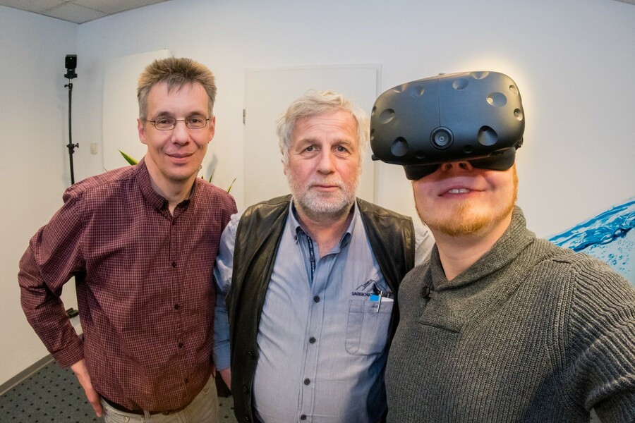 Die Badplaner lassen Redakteur Denny Gille (rechts) in eine virtuelle Welt abtauchen. 