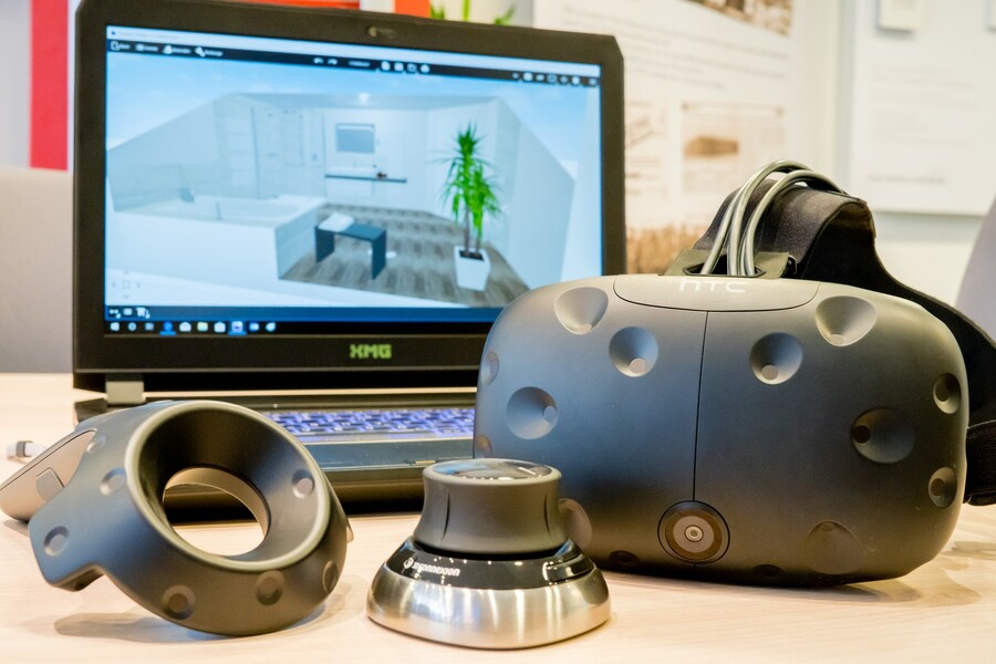 Zum VR-Erlebnis gehört ein HTC Vive und ein Hochleistungsnotebook. Mit im Bild: eine 3D-Maus.