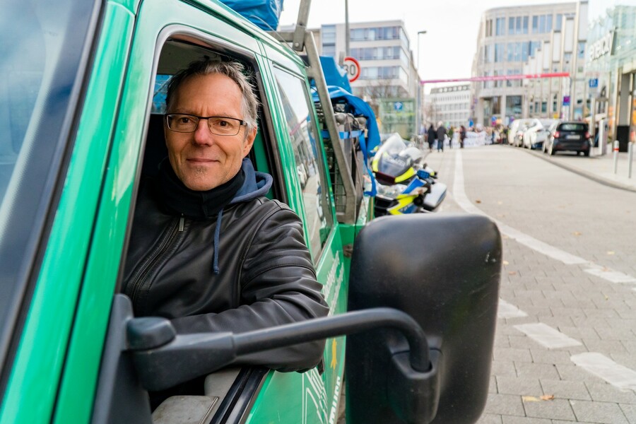 Mit seinem zum Elektro-Transporter umgebauten Pritschenwagen wird Ewald gleich die Demonstranten begleiten.
