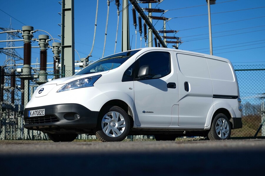 Nissan bietet den Zulassungsprimus im E-Segement. Der Kleintransporter eNV200 bietet für 28.600 Euro 200 Kilomter Reichweite, wie wir selbst "erfahren" haben. 