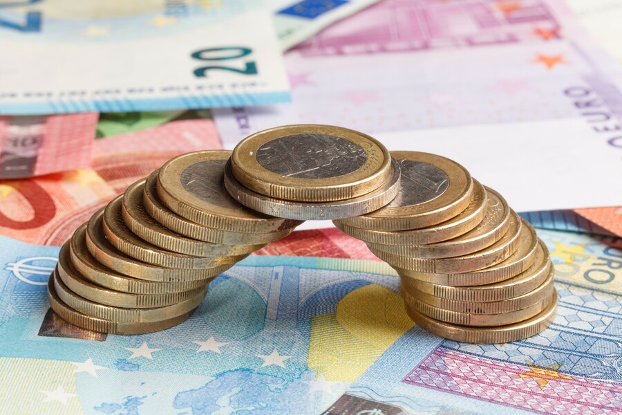 Zudem werden die KMU-Deckelungsbeträge von 9.000 beziehungsweise 15.000 Euro gestrichen.
